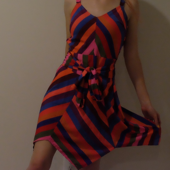 💕💕♥️NWT Multi-Colored Striped Triangle Cut Dress - Picture 4 of 8